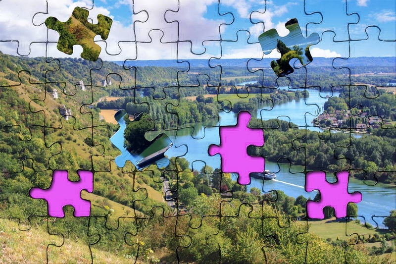 Puzzle 3D terminé exposé dans un salon comme objet décoratif