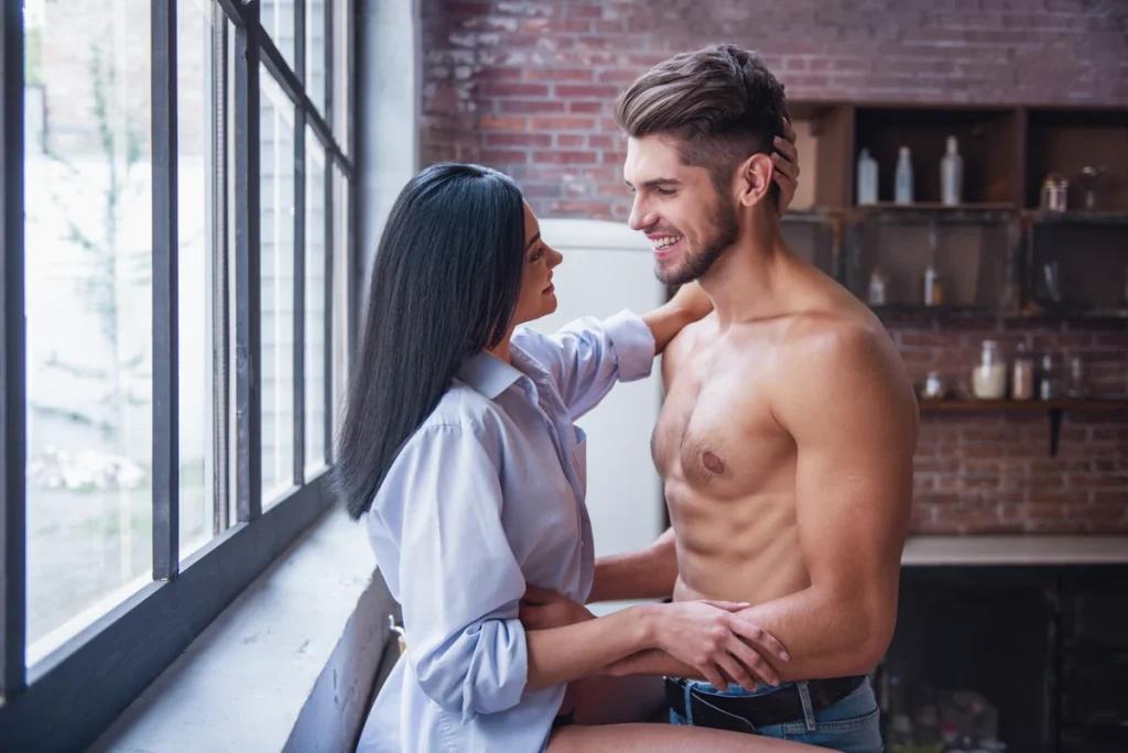 Un homme et une femme qui se regarde longoureusement