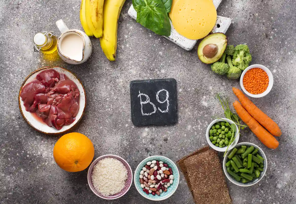Une ardoise avec inscrit B9 entouré par plusieurs bols contenant différents aliments