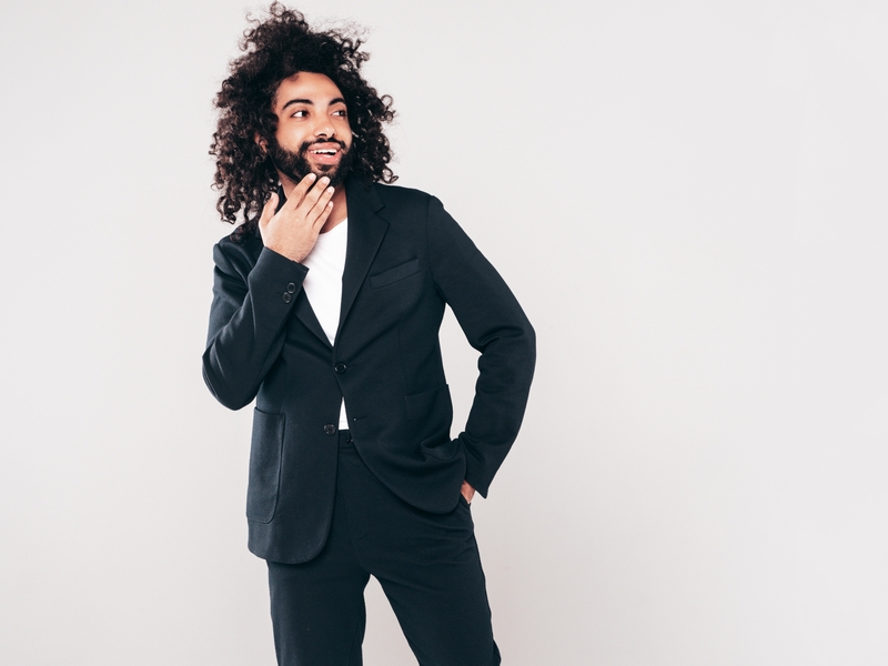 homme avec un costume bien coupé