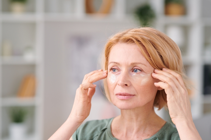 femme qui applique un sérum anti-âge