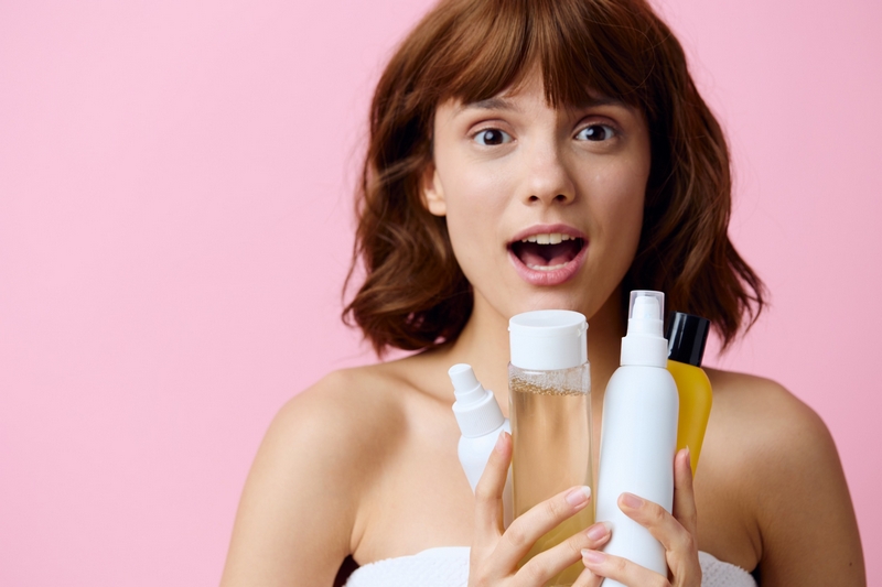 femme avec des produits pour hydrater le visage