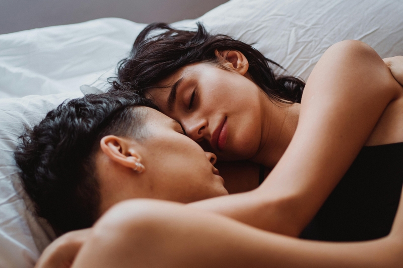 couple qui se câline dans un lit