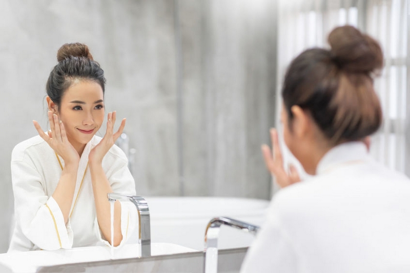 femme qui hydrate son visage