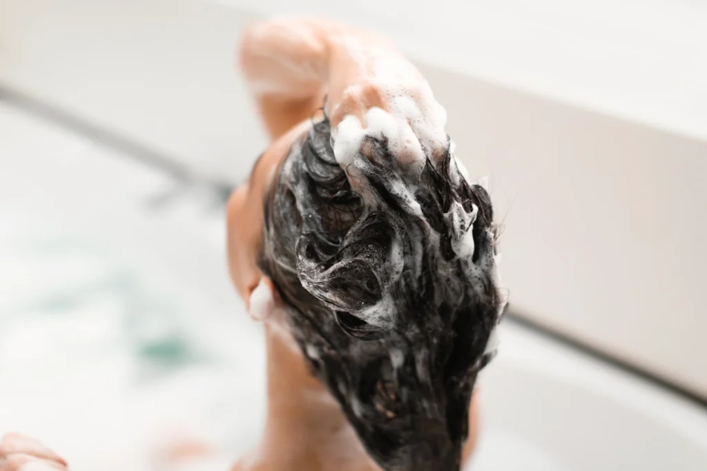 Une personne qui se lave les cheveux