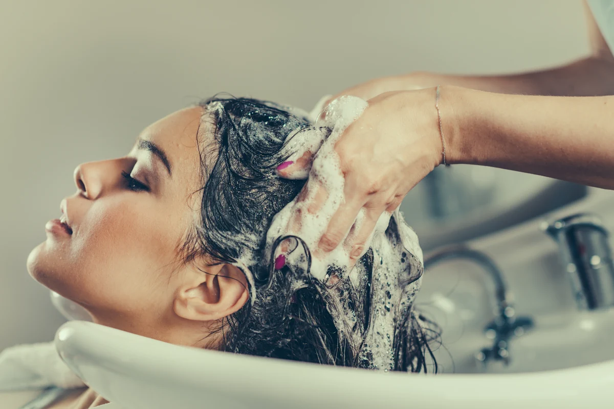 Une femme qui se fait laver les cheveux
