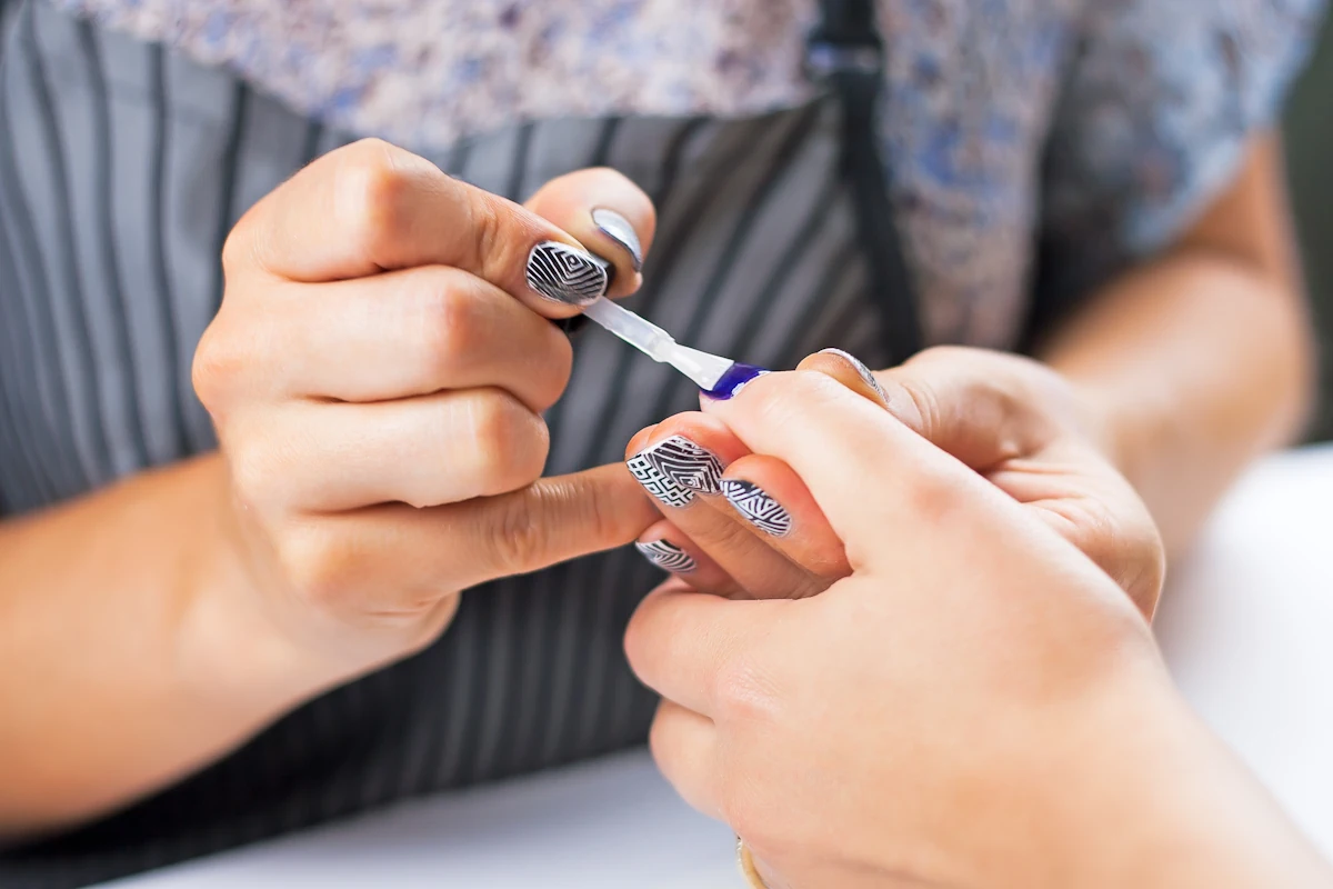Une femme qui se fait faire une manucure