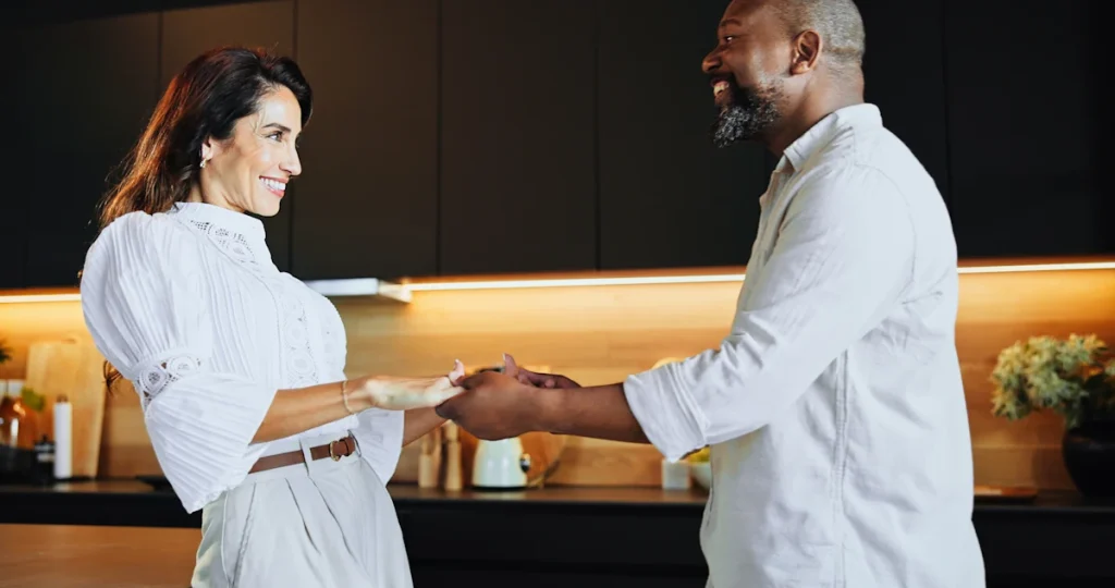 Une femme et un homme qui se tiennent la main en souriant