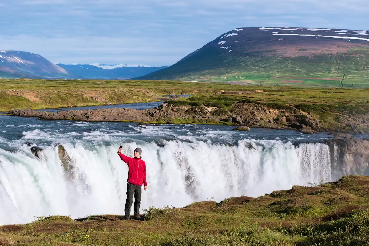 Un homme qui prend une photo près des chutes