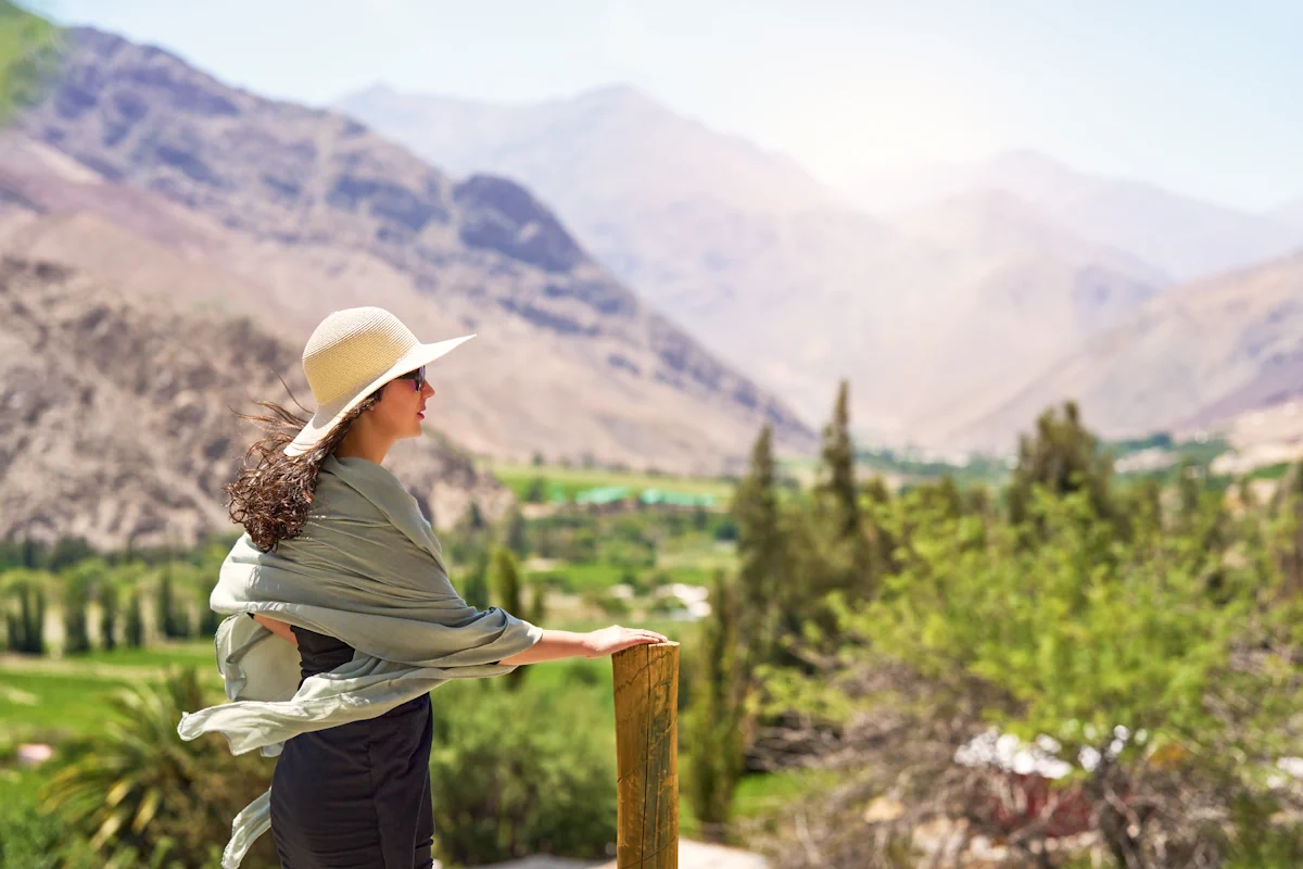 Une femme debout face à un paysage plein de verdure