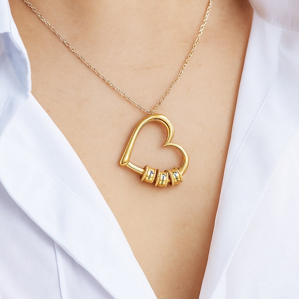 femme qui porte un bijou avec pendentif coeur