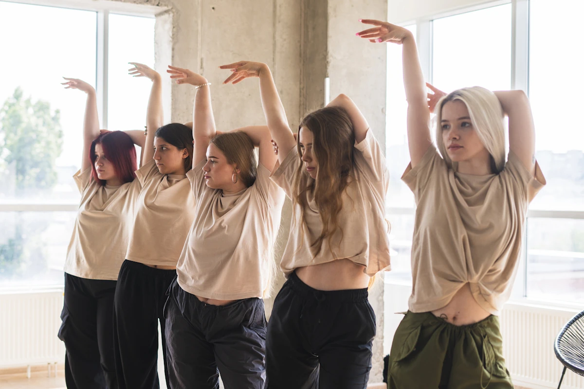 Un groupe de femme qui danse