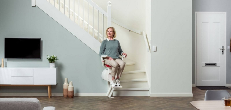 femme sur un monte escalier