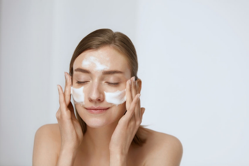 femme qui met un masque sur le visage