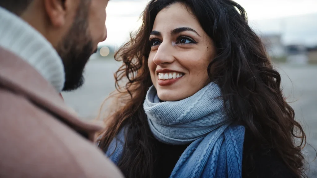 Un homme et une femme qui se regarde