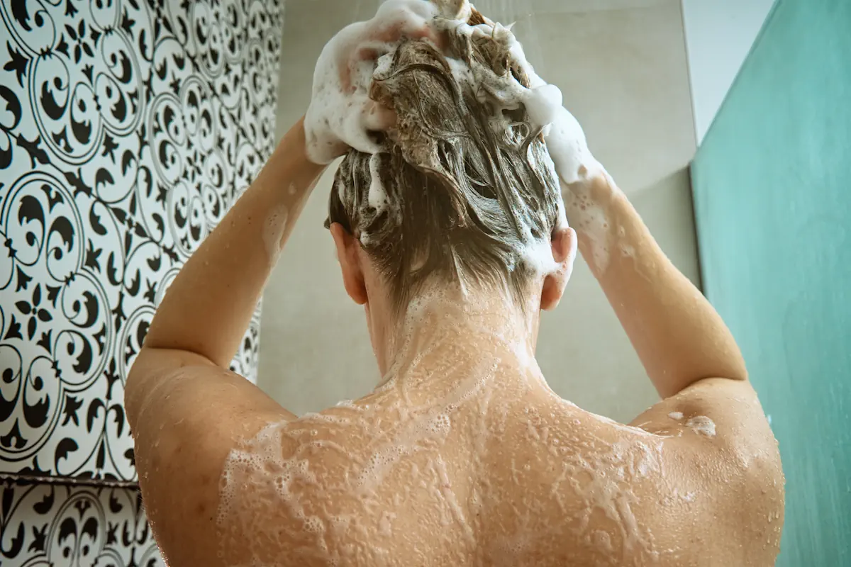 Une personne qui fait un shampoing