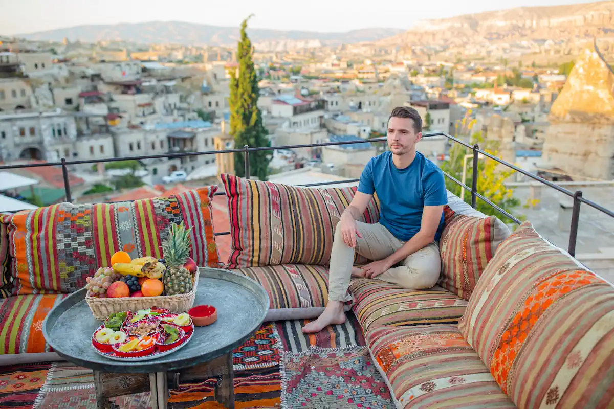 Un homme assis sur le terrasse d'un riad