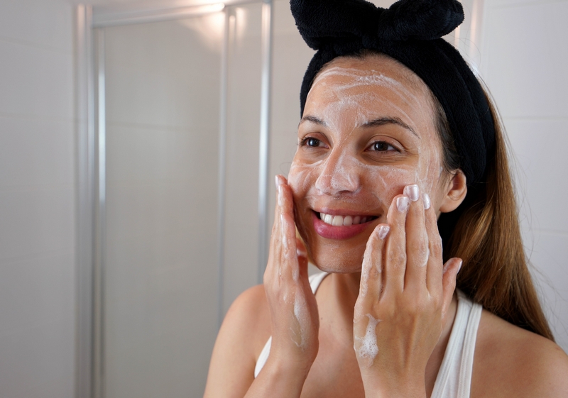 femme qui applique un soin sur son visage