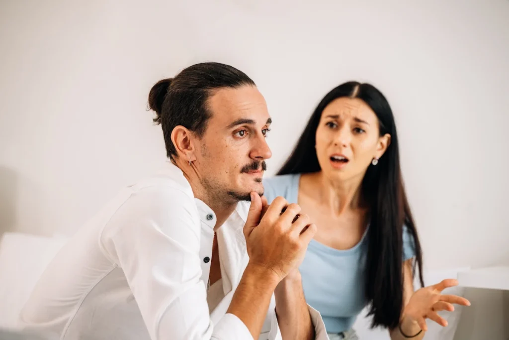 Une femme qui parle à côté d'un homme qui l'ignore