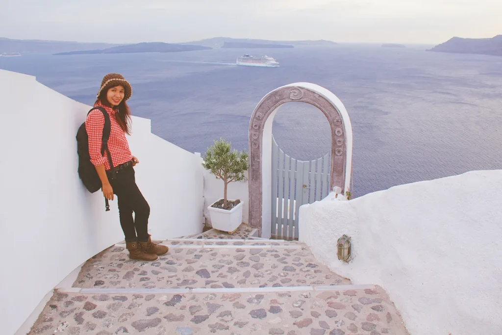 Une femme qui passe une semaine à Santorin