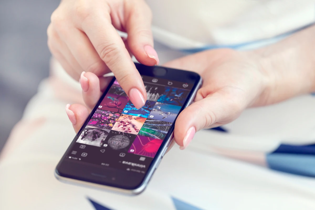 Une personne qui essaie d'utiliser une Application retouche photo Smartphone