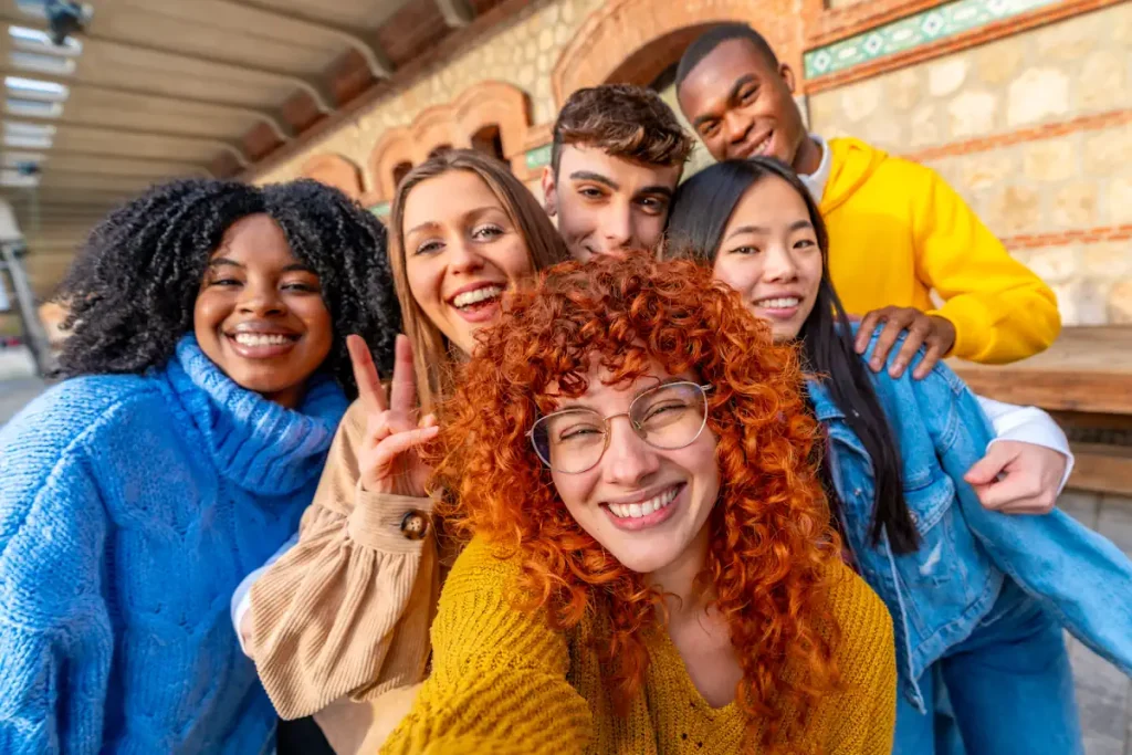 Un groupe de jeune avec des vêtements de différentes couleurs