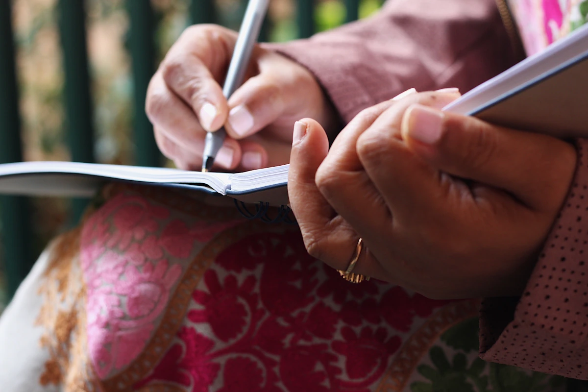 Une femme qui tient un journal