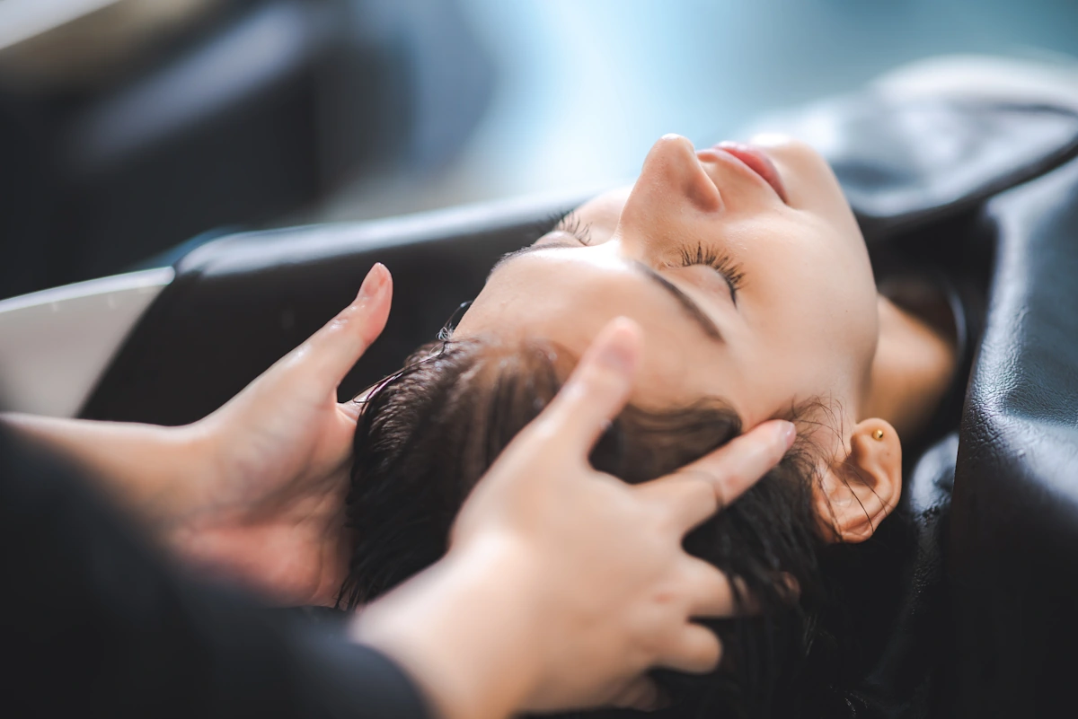 Une femme qui se fait masser le cuir chevelu