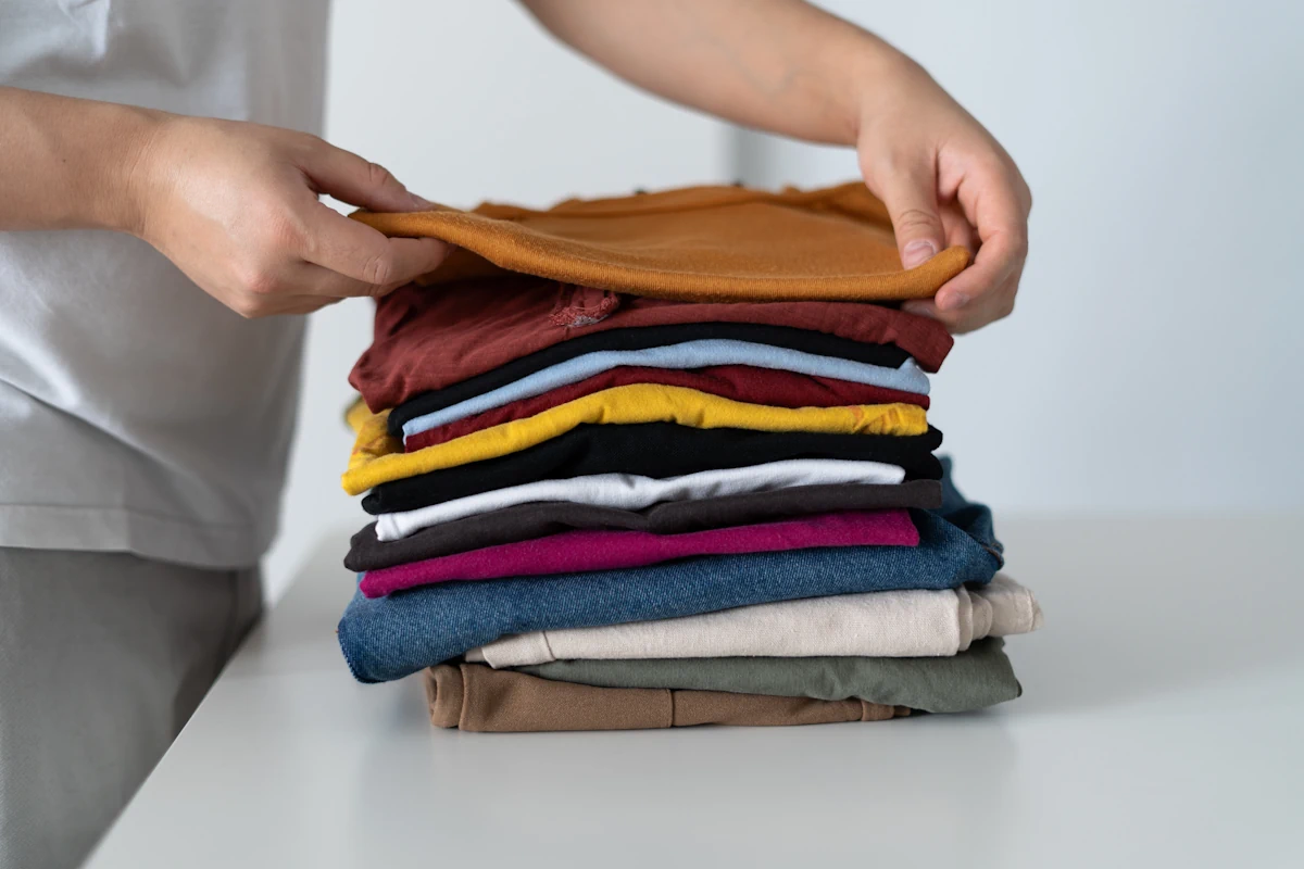 Une personne qui plie des vêtements
