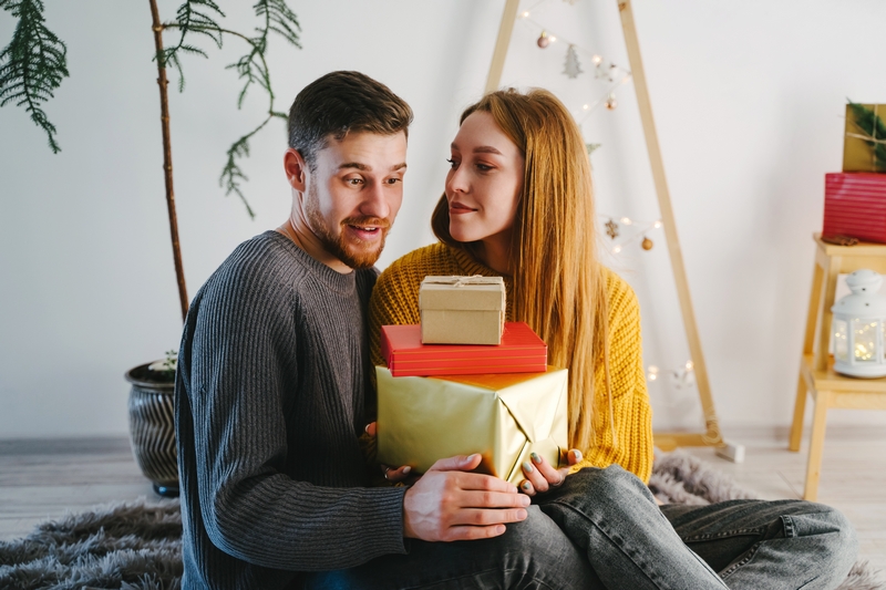 couple qui s'offre des cadeaux