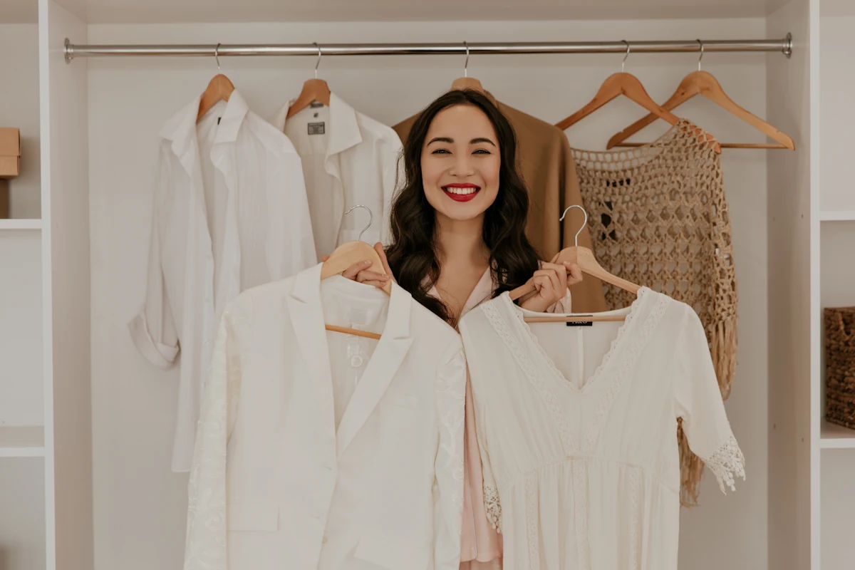 Une femme qui sélectionne des hauts polyvalents