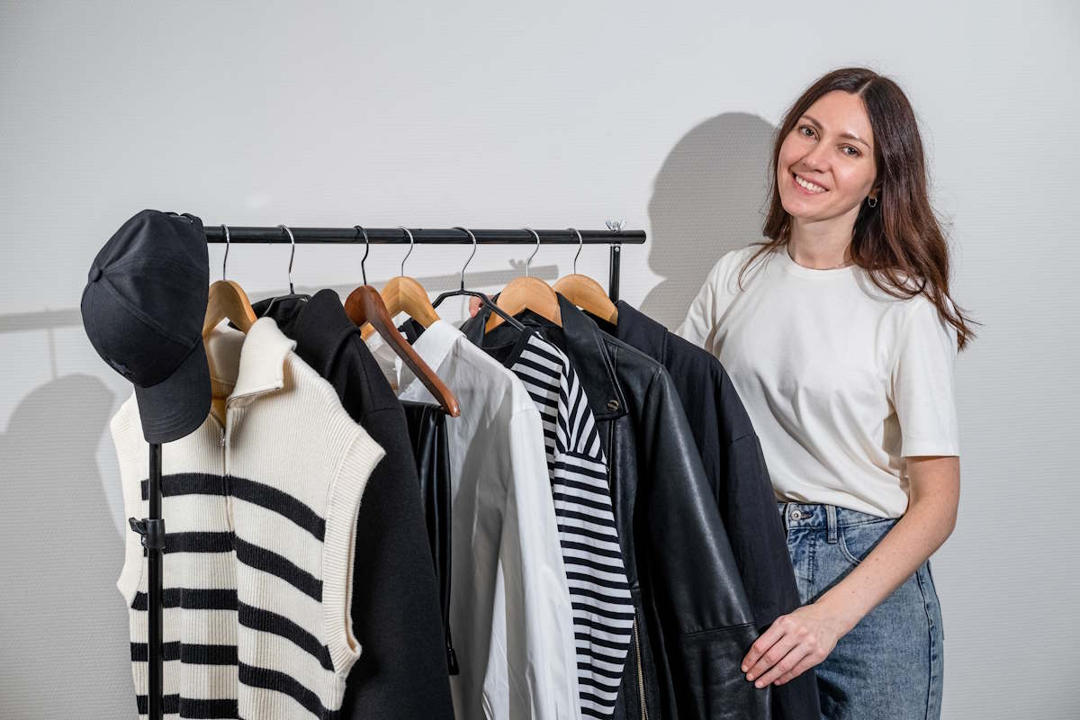 Une femme qui choisir un style vestimentaire