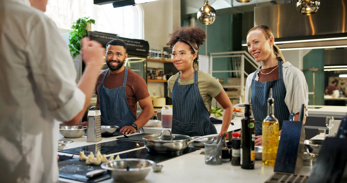 des jeunes qui suivent un cours de cuisine avec un chef étoilé