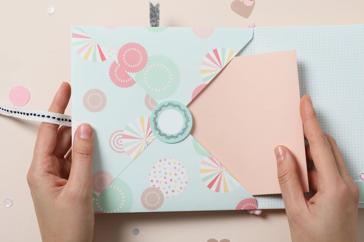 Une personne qui envoie des invitations anniversaire