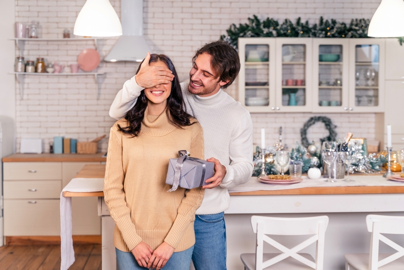homme qui offre un cadeau à sa chérie