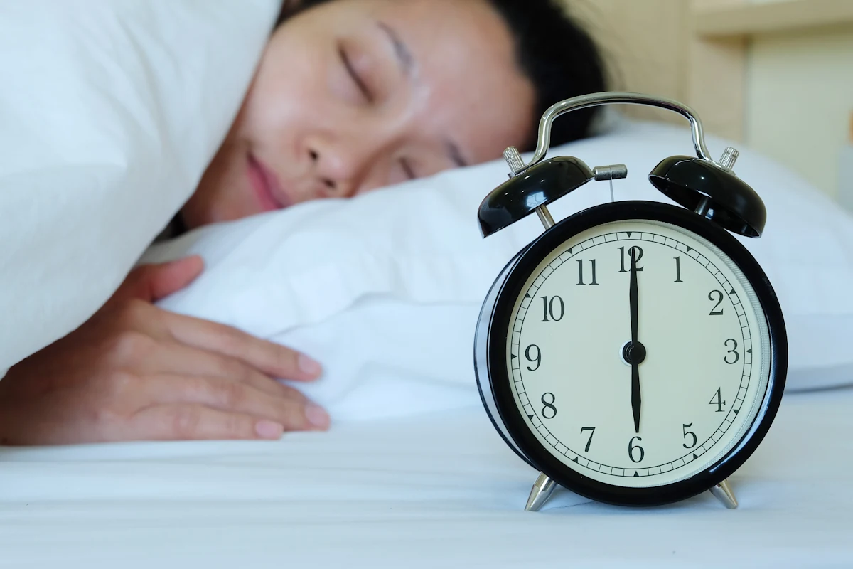 Une femme qui dort près d'une montre