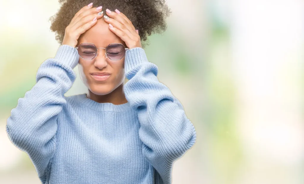 Une femme qui se tient la tête à cause du stress