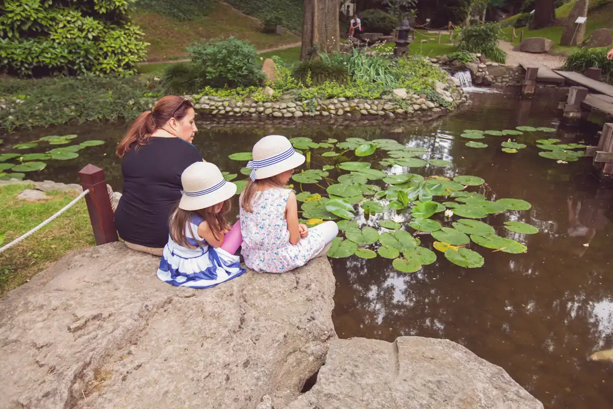 Une famille qui visite le jardin de la Villa Melzi