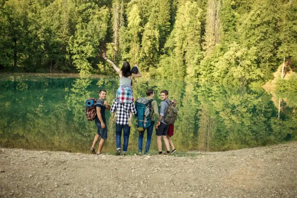 Une famille qui visite le Lac De Come