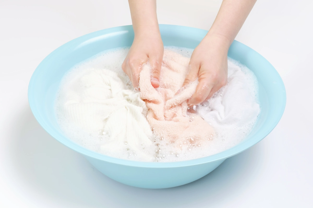 Une personne qui lave le linge délicat