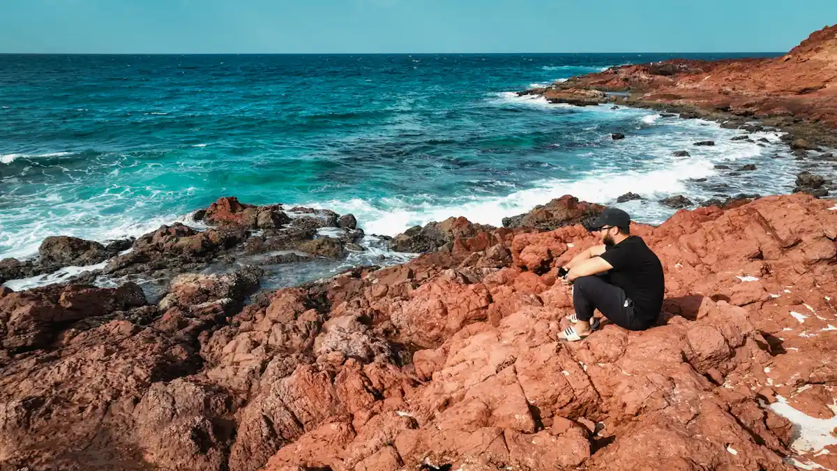 Un homme sur la plage rouge d'Akrotiri