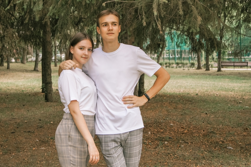 couple habillé avec le même tee-shirt