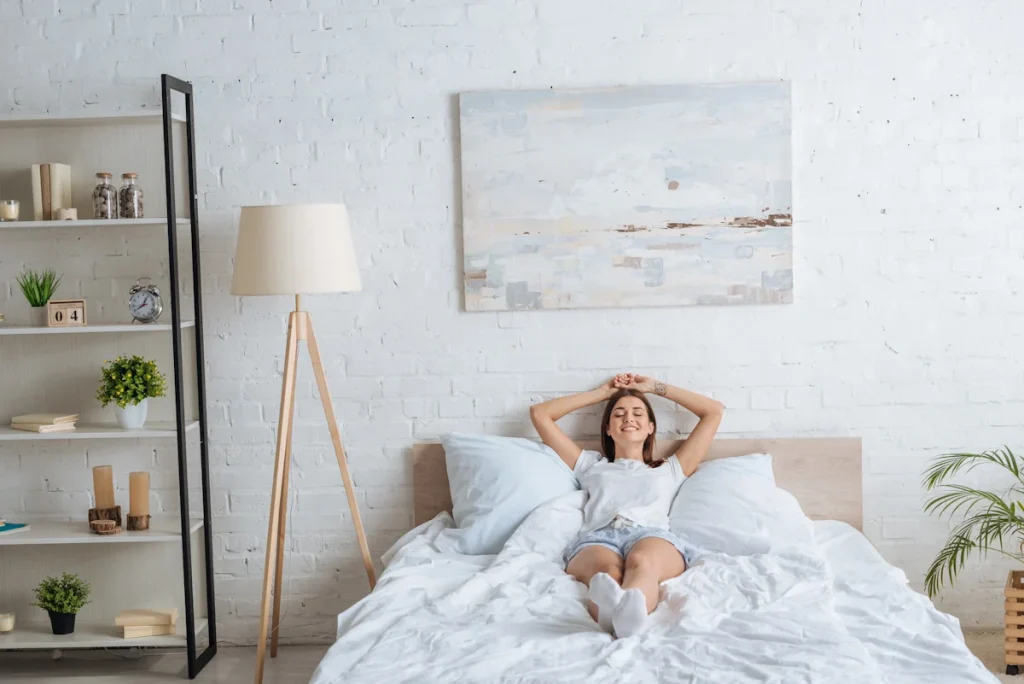 Une femme sur son lit