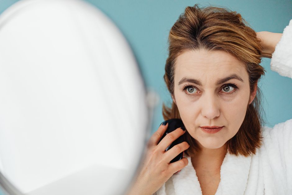Femme brossant ses cheveux salle de bain