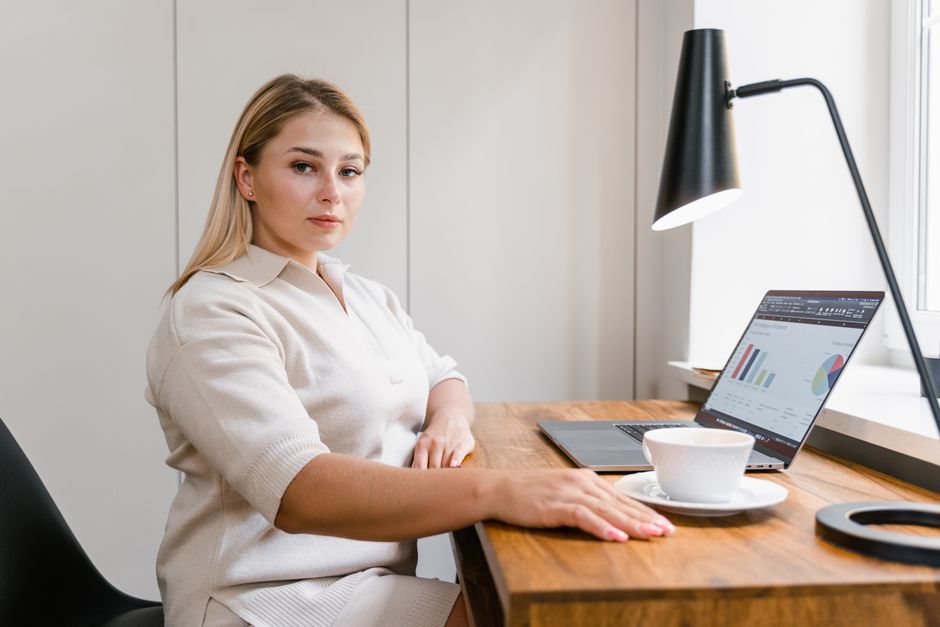 Femme bureau confortable travail
