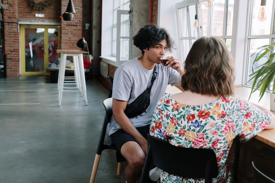 Femme buvant de l'eau le matin