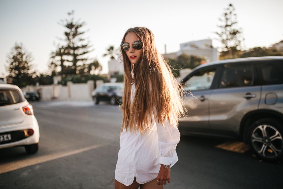 Femme chemise blanche style rue