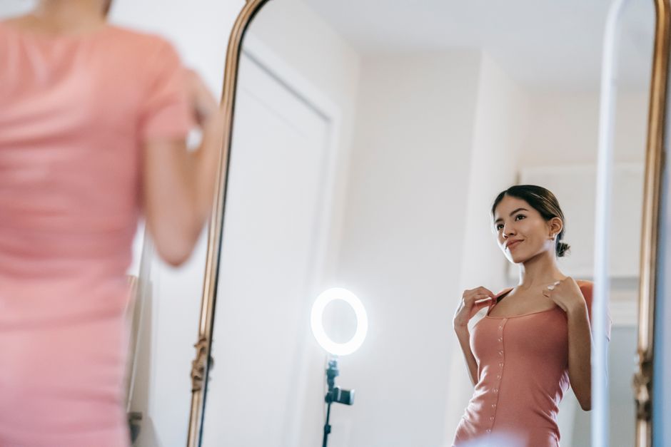 Femme coupant ses cheveux miroir