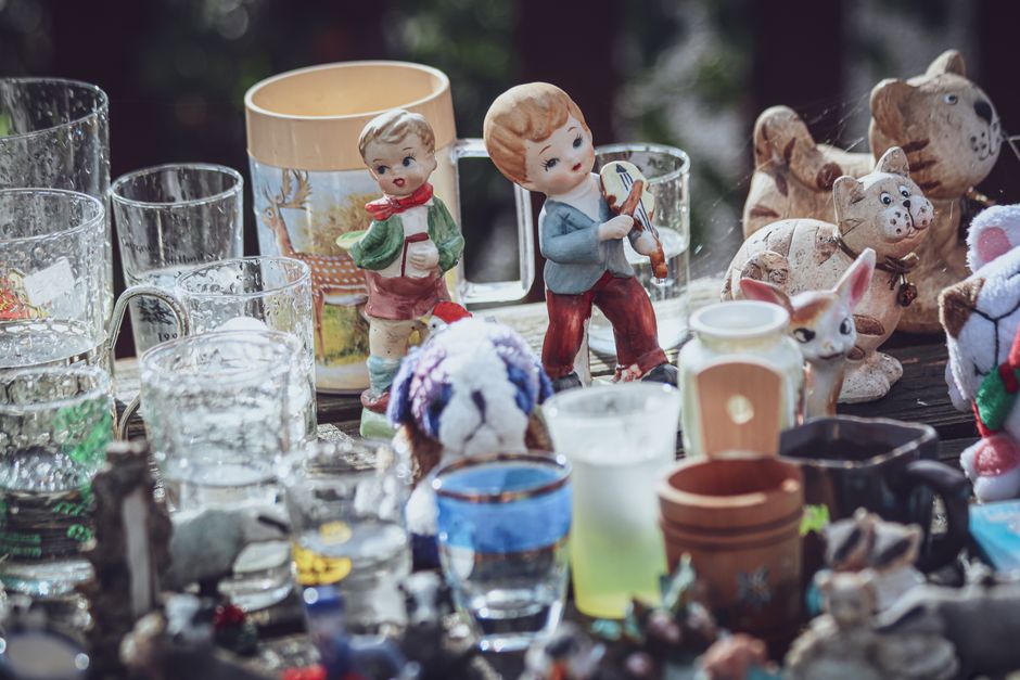 Vide-grenier coloré extérieur