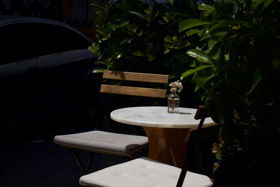 Vide-maison objets sur table